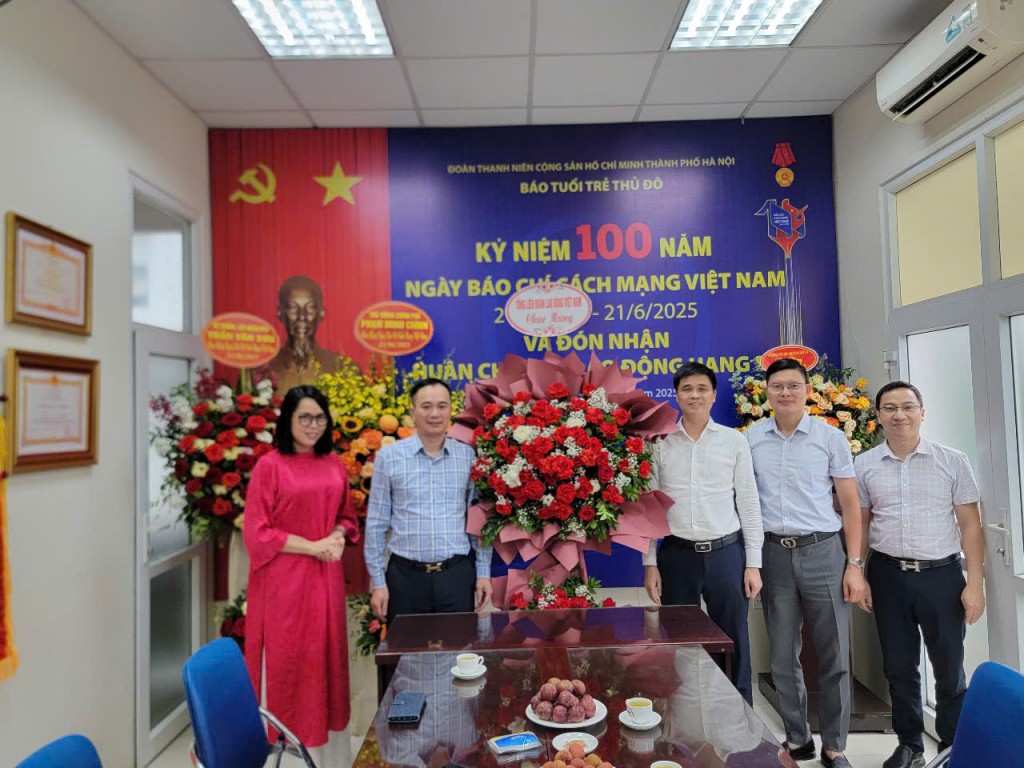 Lãnh đạo Tổng LĐLĐ Việt Nam chúc mừng báo Tuổi trẻ Thủ đô nhân ngày 21/6
