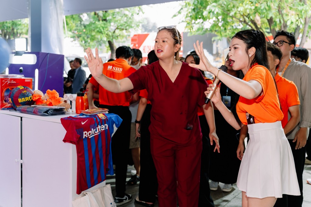 Hàng nghìn khách hàng trải nghiệm sản phẩm dịch vụ của SHB
