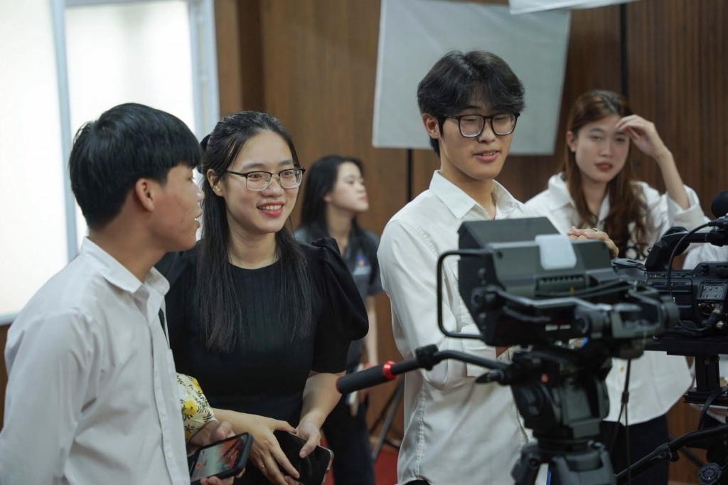 Thạc sĩ Trần Thị Phương Nhung, Phó Trưởng khoa Báo chí truyền thông, trường Đại học Khoa học Huế và sinh viên tại hệ thống phòng thực hành đào tạo 