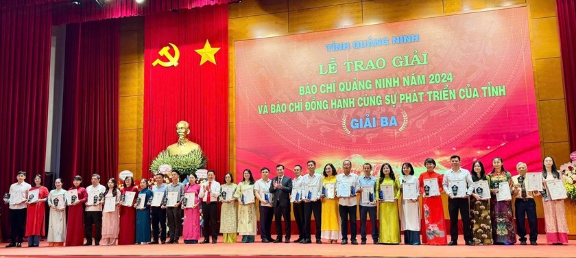Các tác giả đoạt giải Ba nhận thưởng.