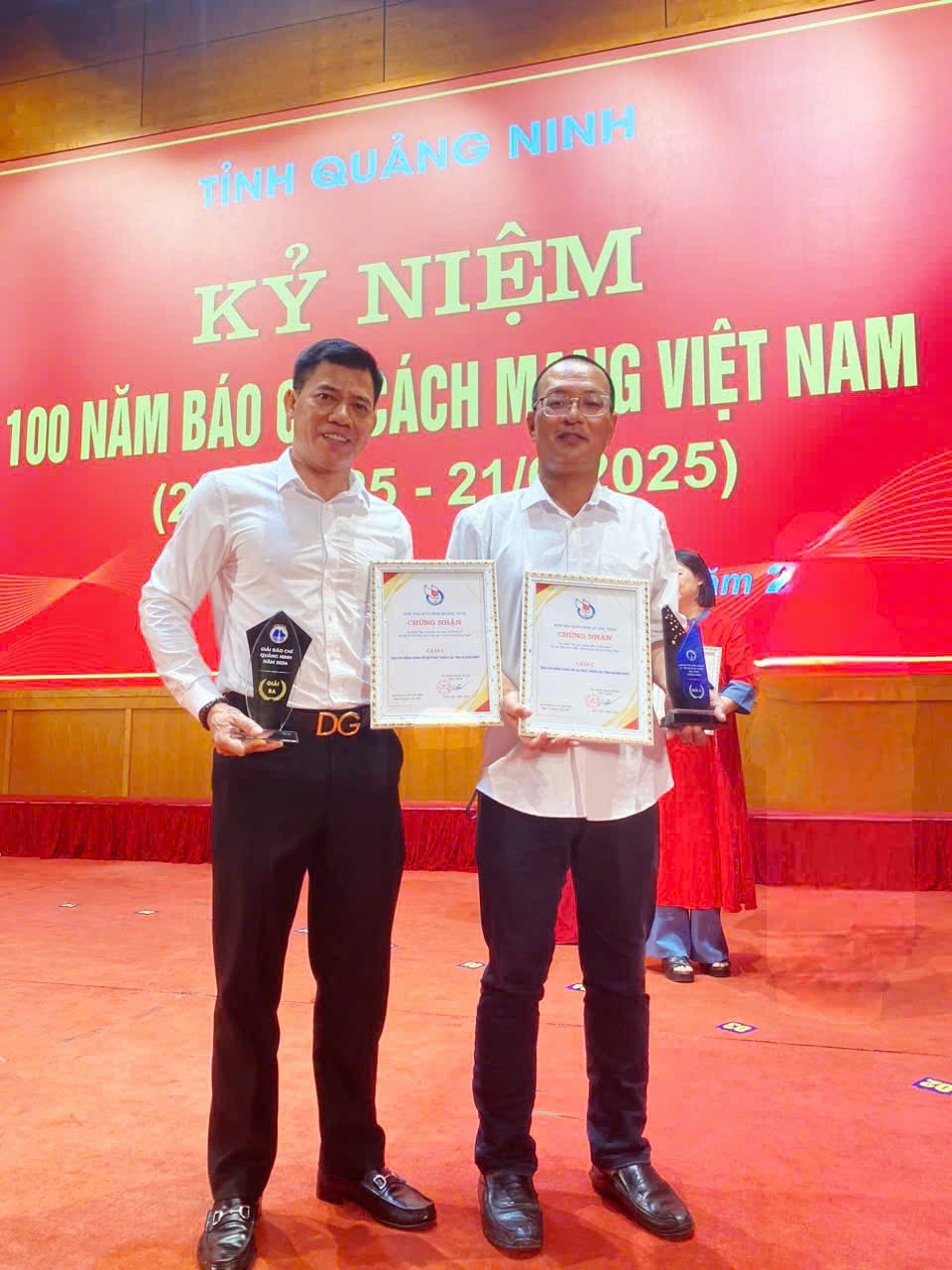 Nhà báo Tạ Ngọc Quyết - Báo Tuổi trẻ Thủ đô tại Quảng Ninh (trái) đã xuất sắc giành giải ba tại lễ ytrao giải