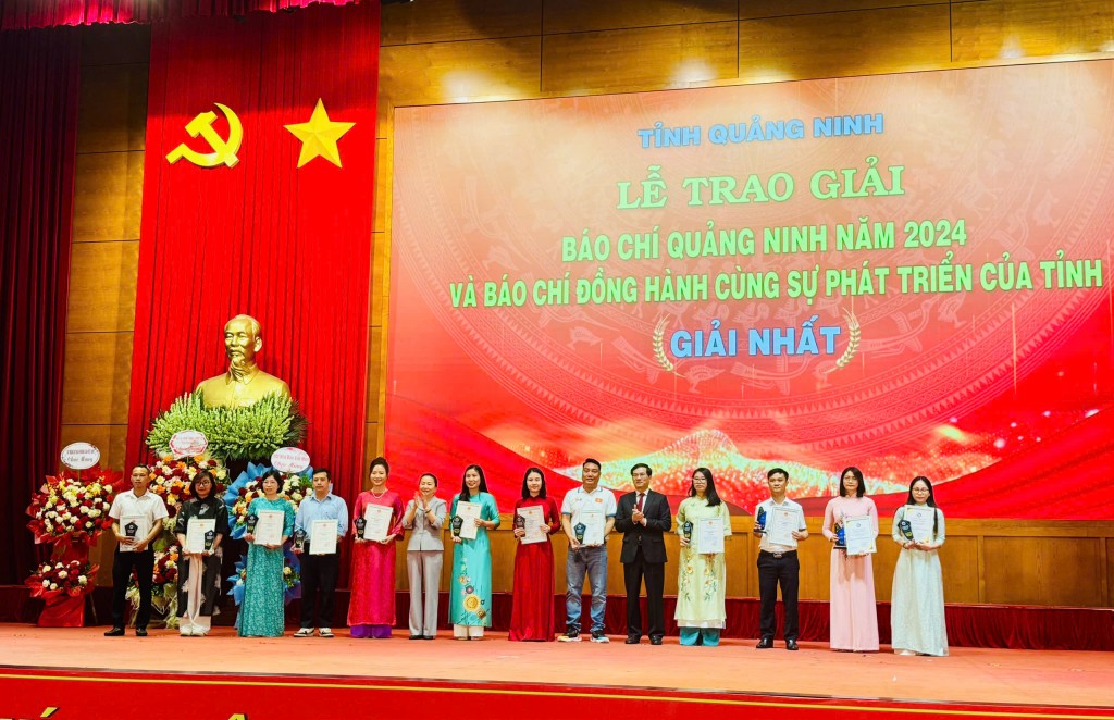 Đồng chí Vũ Quyết Tiến, Phó Bí thư Tỉnh ủy trao giải Nhất cho các tác giả đoạt Giải Báo chí tỉnh năm 2024 và Giải Báo chí đồng hành cùng sự phát triển của tỉnh.
