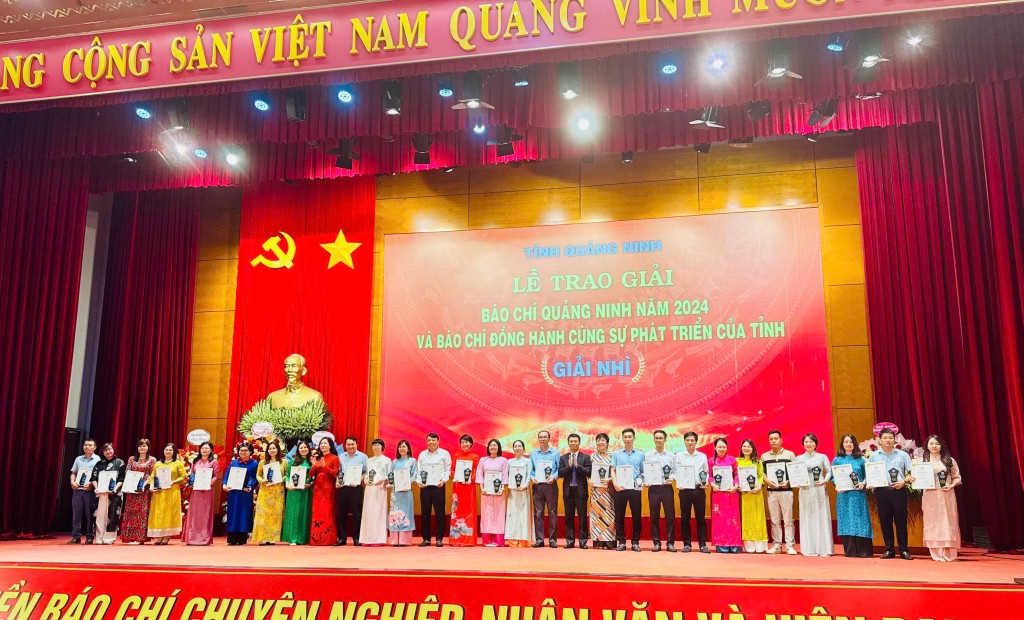 Các tác giả và nhóm tác giả đoạt giải Nhì Giải Báo chí tỉnh Quảng Ninh năm 2024.