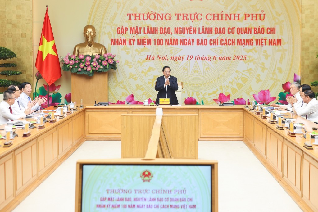 Thủ tướng Chính phủ Phạm Minh Chính chủ trì cuộc gặp mặt Thường trực Chính phủ với lãnh đạo, nguyên lãnh đạo các cơ quan báo chí nhằm tri ân, ghi nhớ công lao của các thế hệ người làm báo qua các thời kỳ - Ảnh: VGP/Nhật Bắc