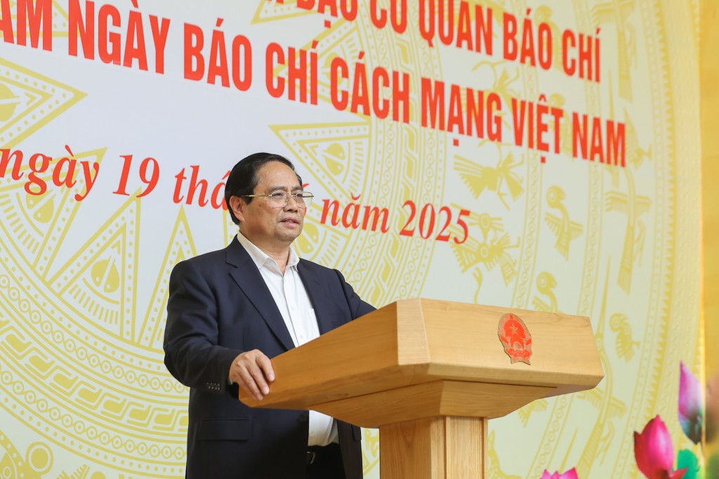Thủ tướng yêu cầu Bộ Văn hoá, Thể thao và Du lịch phối hợp với Hội Nhà báo Việt Nam và các bộ, ngành, cơ quan liên quan xây dựng nghị quyết của Chính phủ liên quan việc đặt hàng với báo chí, đáp ứng yêu cầu phát triển báo chí - Ảnh: VGP/Nhật Bắc