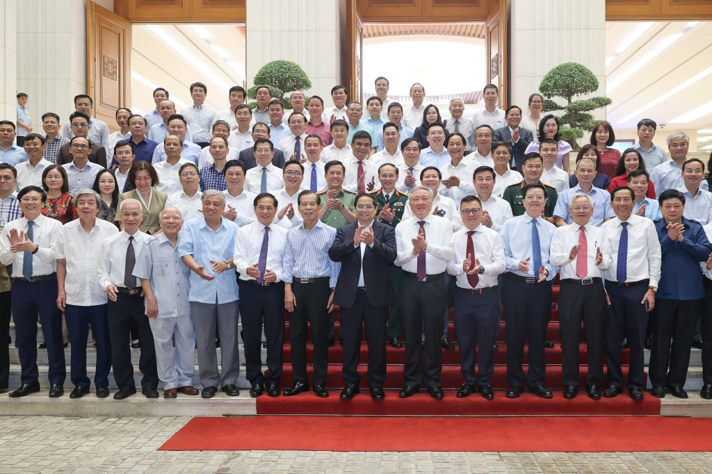 Thủ tướng và các Phó Thủ tướng chụp ảnh lưu niệm với lãnh đạo, nguyên lãnh đạo các cơ quan báo chí - Ảnh: VGP/Nhật Bắc