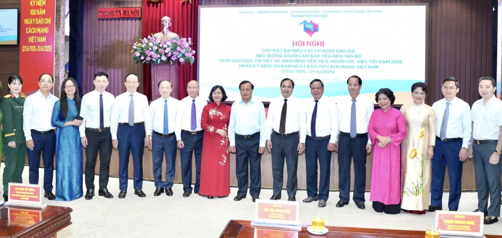 Bí thư Thành ủy Hà Nội Bùi Thị Minh Hoài, nguyên Bí thư Thành ủy Hà Nội Phạm Quang Nghị, các đồng chí lãnh đạo thành phố với đại biểu các cơ quan báo chí.