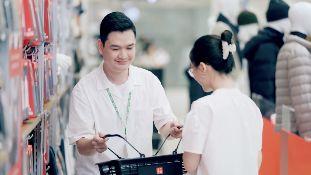 Hiện tại, tỷ lệ nhân viên là người khuyết tật so với tổng số nhân viên cửa hàng là 1_