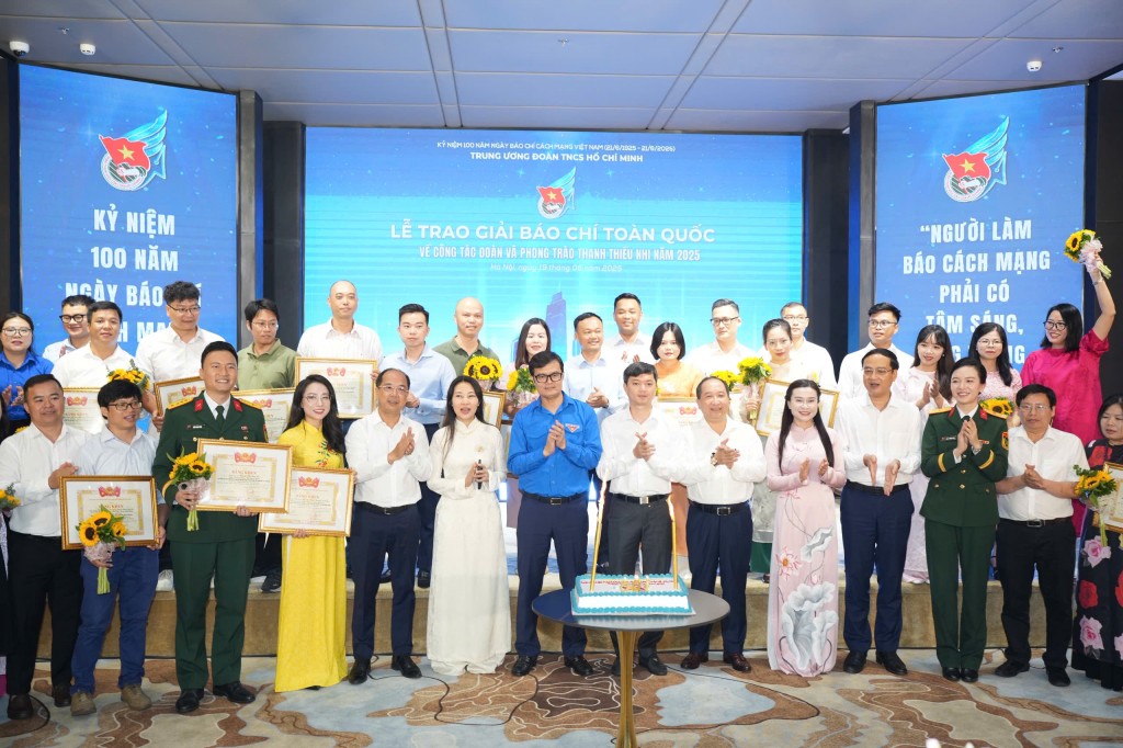 Các đồng chí lãnh đạo, đại biểu chụp ảnh lưu niệm tại chương trình
