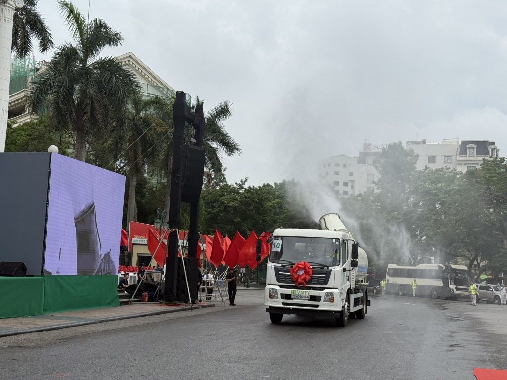 Hà Nội: tiên phong vận hành thiết bị vệ sinh môi trường hiện đại