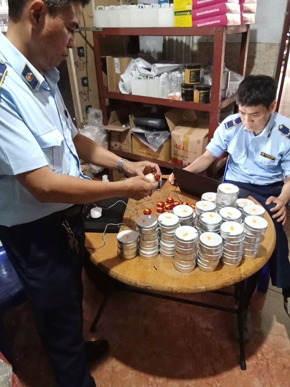Lực lượng Quản lý thị trường Thành phố Hồ Chí Minh ra quân kiểm tra, xử lý vi phạm hành chính về bày bán, kinh doanh hàng hóa giả mạo nhãn hiệu, hàng hoá không rõ nguồn gốc xuất xứ