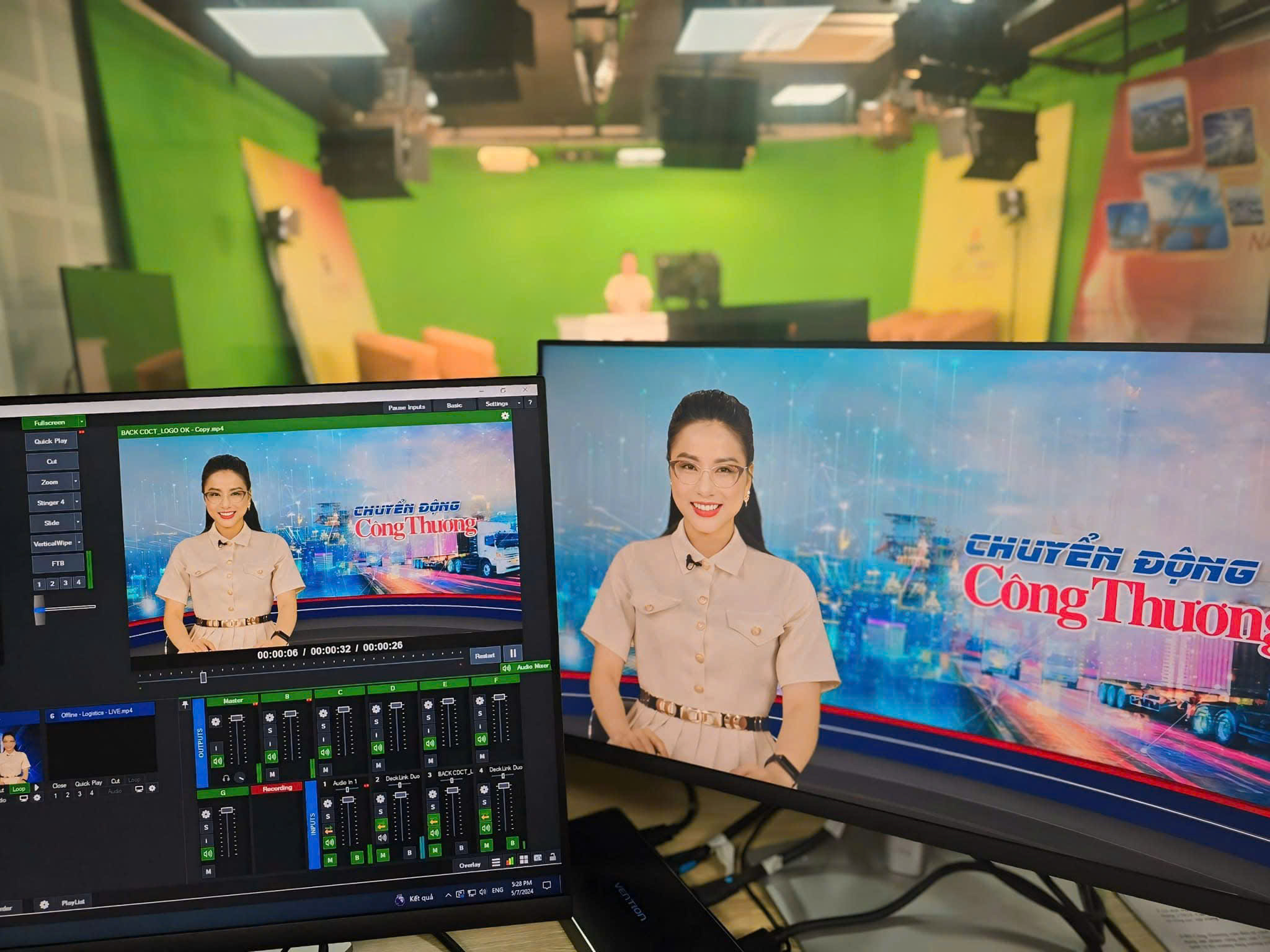Nhà báo trẻ Hoàng Nguyên Thảo trong buổi ghi hình của Trung tâm Truyền thông đa phương tiện, Báo Công thương
