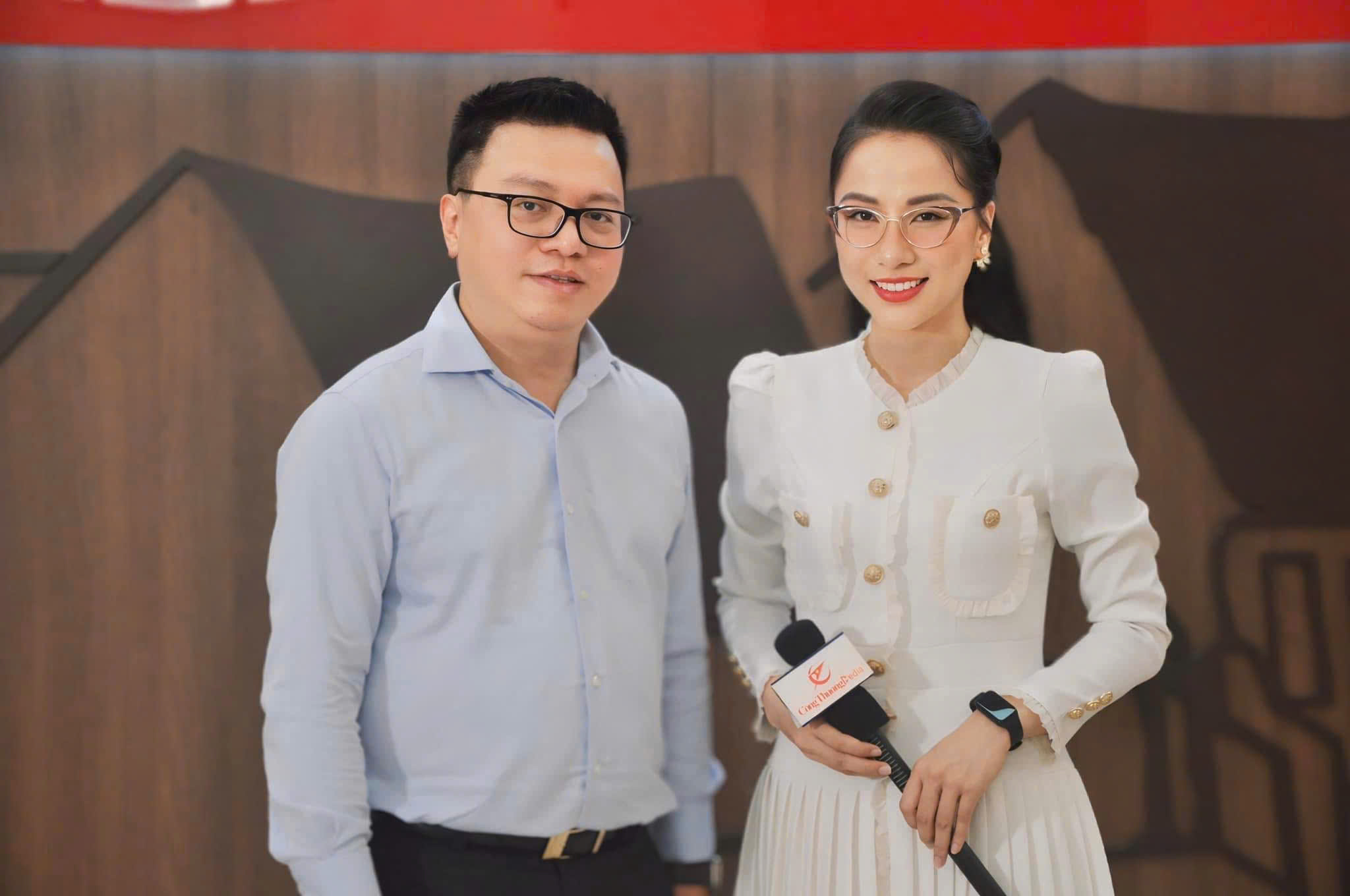 Phóng viên trẻ Hoàng Nguyên Thảo trong buổi phỏng vấn Nhà báo Lê Quốc Minh, Ủy viên Trung ương Đảng, Tổng Biên tập Báo Nhân Dân, Phó Trưởng Ban Tuyên giáo và Dân vận Trung ương, Chủ tịch Hội Nhà báo Việt Nam
