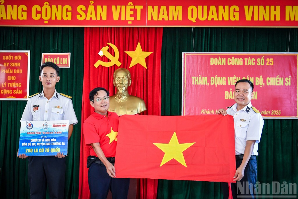 Trường Sa ơi, rưng rưng nhịp sóng từ lòng Thủ đô