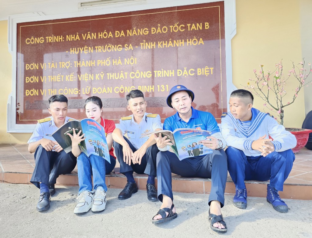 Trường Sa ơi, rưng rưng nhịp sóng từ lòng Thủ đô