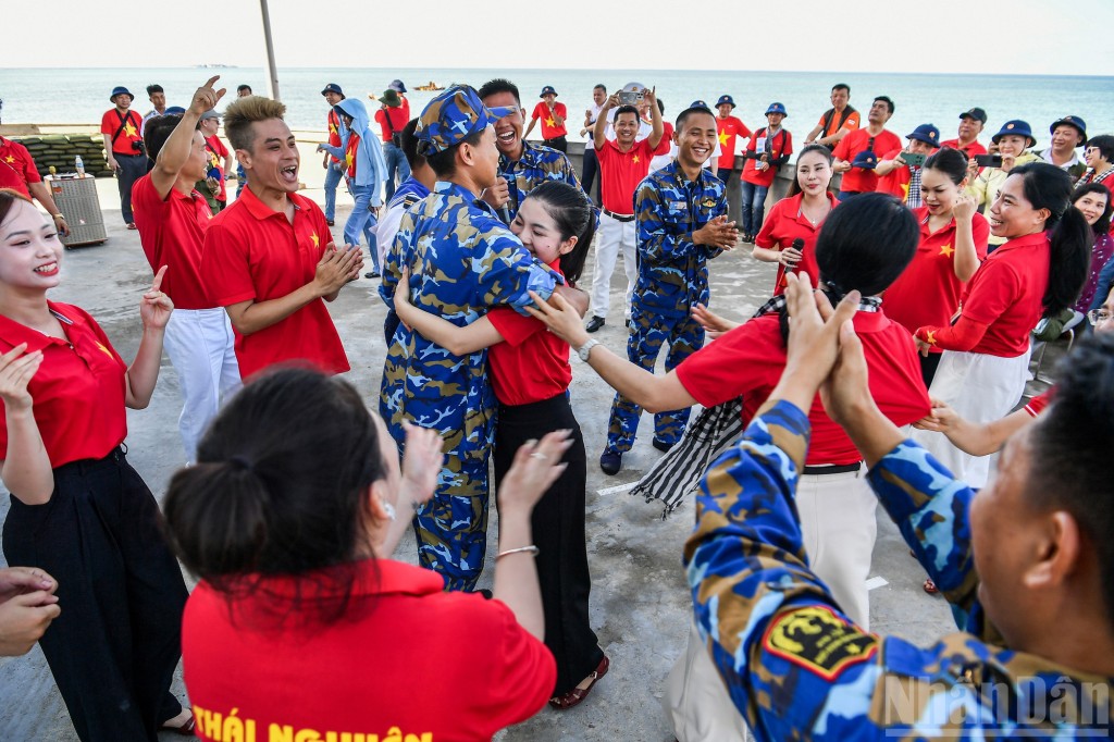 Trường Sa ơi, rưng rưng nhịp sóng từ lòng Thủ đô