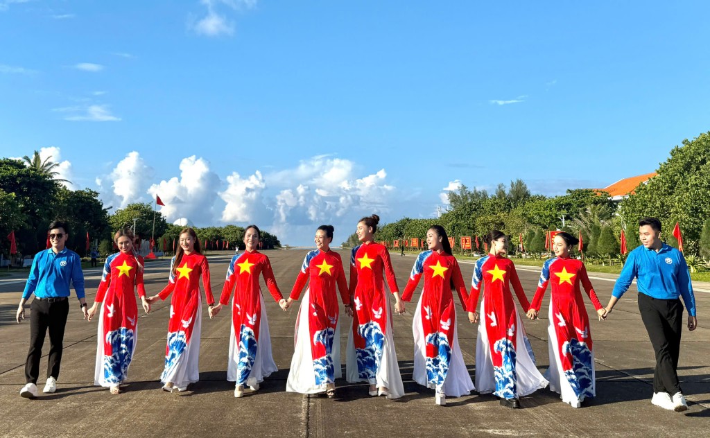 Trường Sa ơi, rưng rưng nhịp sóng từ lòng Thủ đô