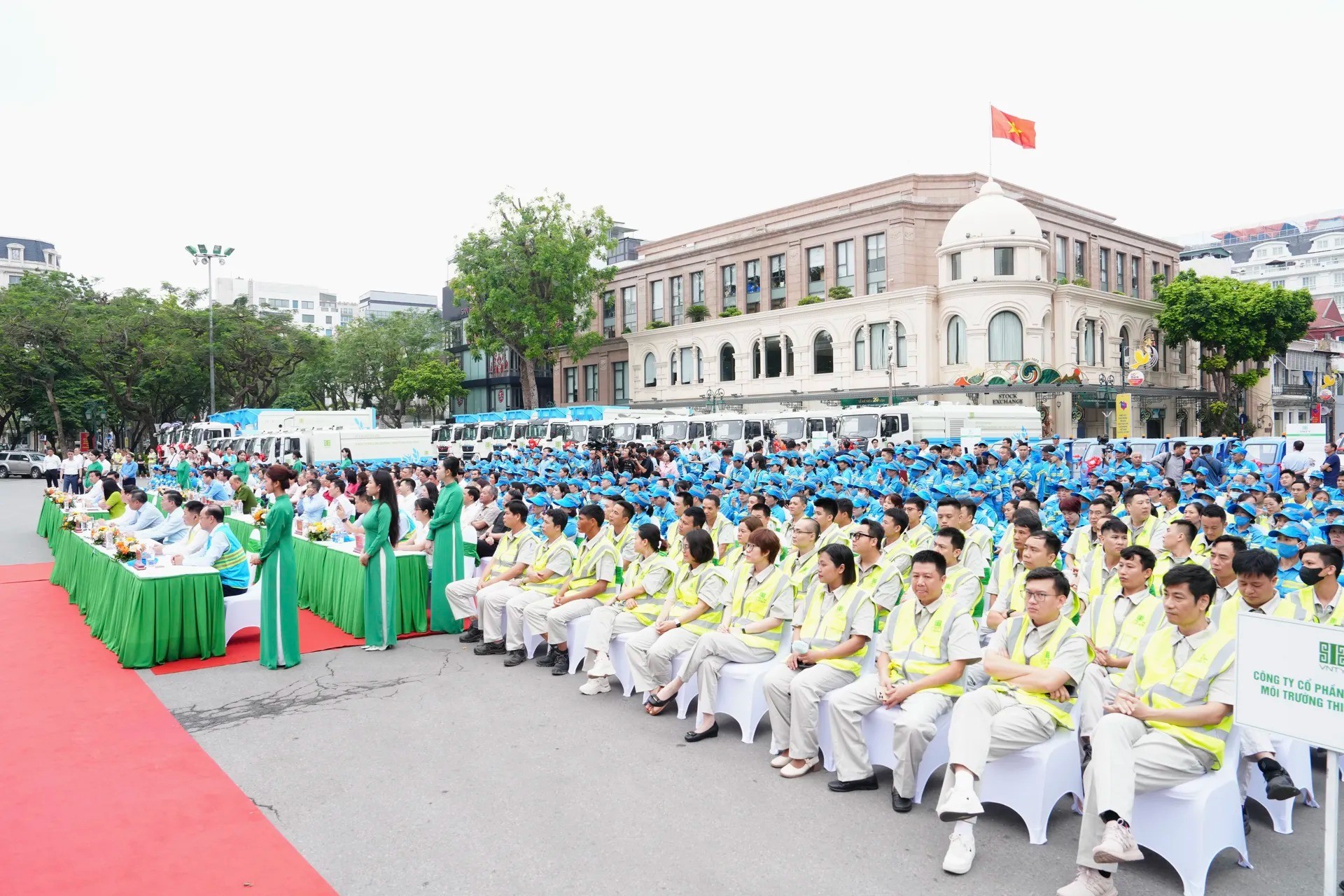 Buổi lễ có sự tham dự của lãnh đạo TP Hà Nội và các bộ ngành cùng hơn 500 công nhân người lao động trong ngành vệ sinh môi trường.