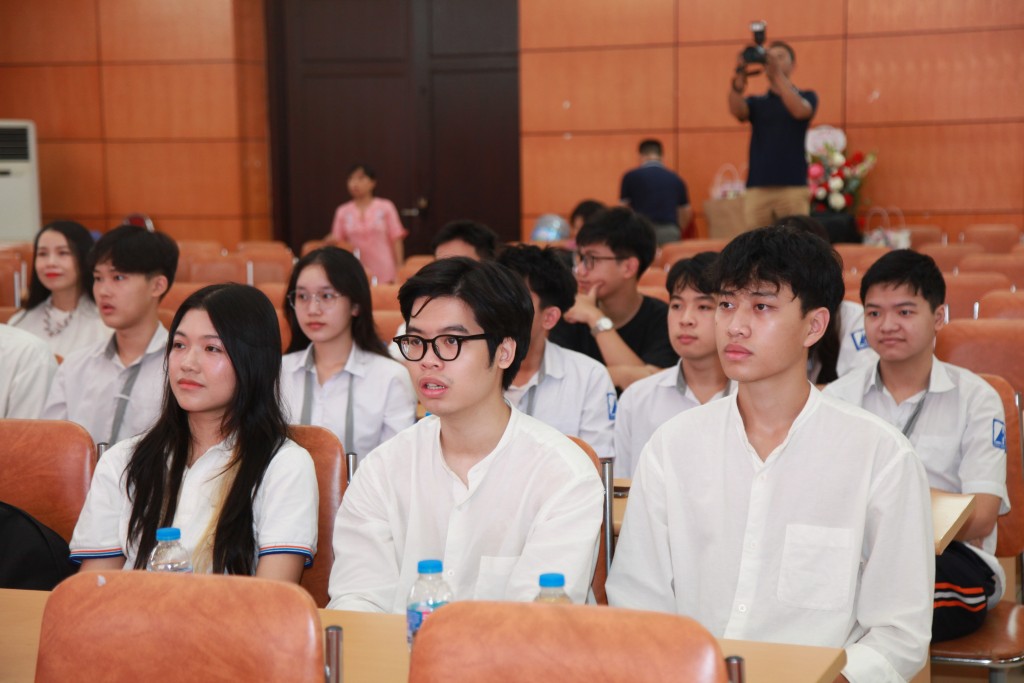 Các em học sinh tham dự lễ kết nạp Đảng