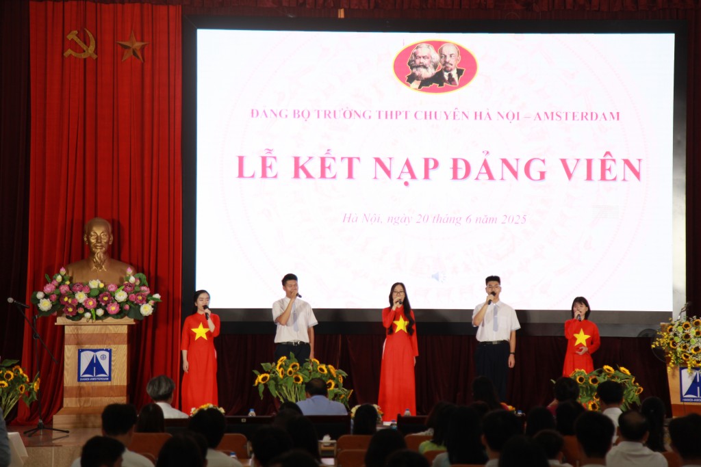 Lễ kết nạp còn là hoạt động sinh hoạt chính trị ý nghĩa dành cho các em học sinh