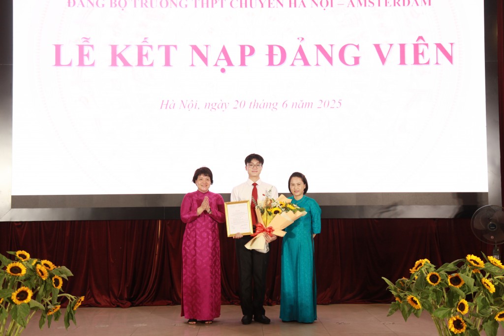 Bí thư Đảng uỷ, Hiệu trưởng Trường THPT chuyên Hà Nội - Amsterdam trao quyết định kết nạp Đảng cho học sinh Trương Gia Minh