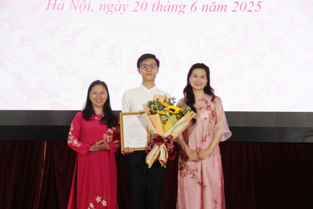 Em Bùi Đức Bách vinh dự nhận quyết định kết nạp Đảng