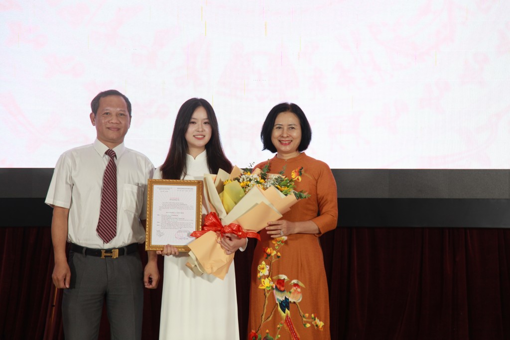 Tân đảng viên trẻ Võ Hương Trà nhận quyết định kết nạp