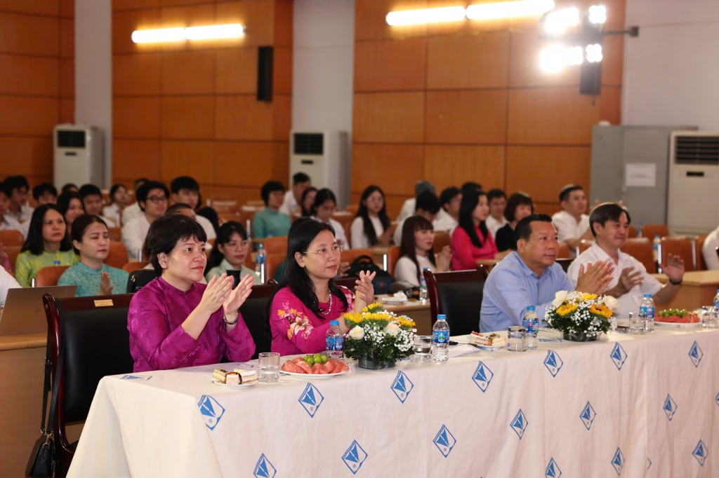 Các đại biểu, thầy cô giáo tham dự lễ kết nạp Đảng sáng 20/6
