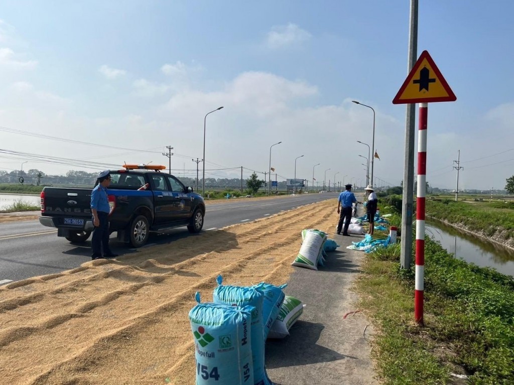 Xử lý nghiêm hành vi phơi thóc, đốt rơm rạ khu vực ngoại thành