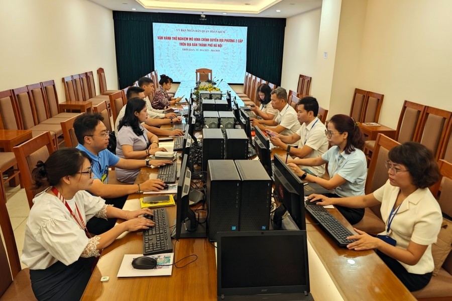 Phường Hoàn Kiếm mới (sáp nhập từ 7 phường cũ) tổ chức vận hành thử tại tầng hai trụ sở 126 Hàng Trống.