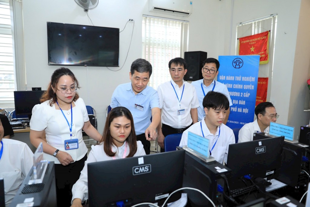Phó Chủ tịch Thường trực UBND quận Hoàn Kiếm Nguyễn Quốc Hoàn hướng dẫn vận hành thử nghiệm tại trụ sở 29 phố Quang Trung