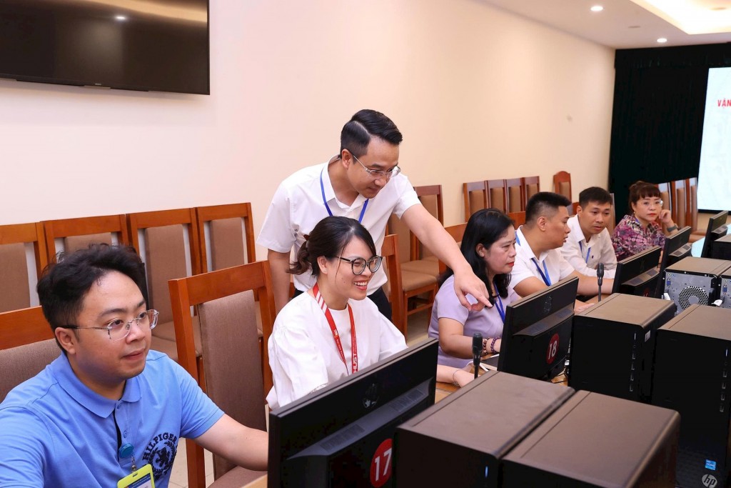 Phó Chủ tịch UBND quận Hoàn Kiếm Trịnh Hoàng Tùng hướng dẫn vận hành thử nghiệm tại trụ sở 126 phố Hàng Trống. 