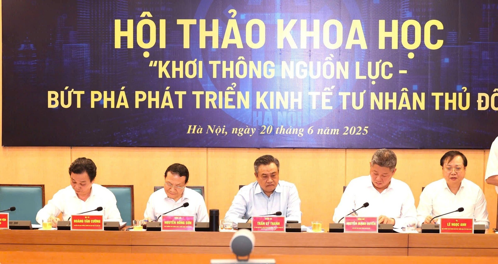 Chủ tịch UBND thành phố Hà Nội Trần Sỹ Thanh chủ trì hội thảo. Ảnh: Viết Thành