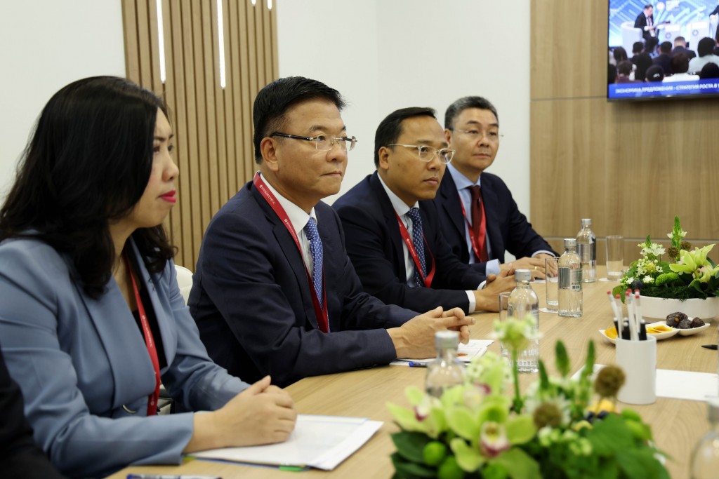 Phó Thủ tướng Chính phủ Lê Thành Long đã tiếp lãnh đạo Tập đoàn Gazprom - Ảnh: VGP/Đức Tuân