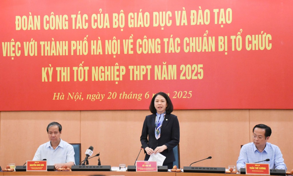 Phó Chủ tịch UBND TP Hà Nội Vũ Thu Hà, Trưởng Ban chỉ đạo kỳ thi tốt nghiệp THPT Hà Nội 2025 phát biểu tại buổi làm việc
