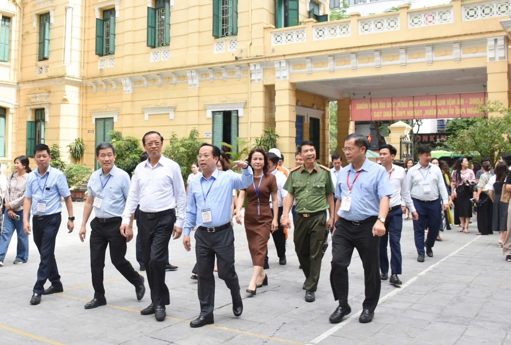Trước khi họp với Ban Chỉ đạo thi TP Hà Nội, đoàn công tác của Bộ đã kiểm tra điểm thi THCS Trưng Vương