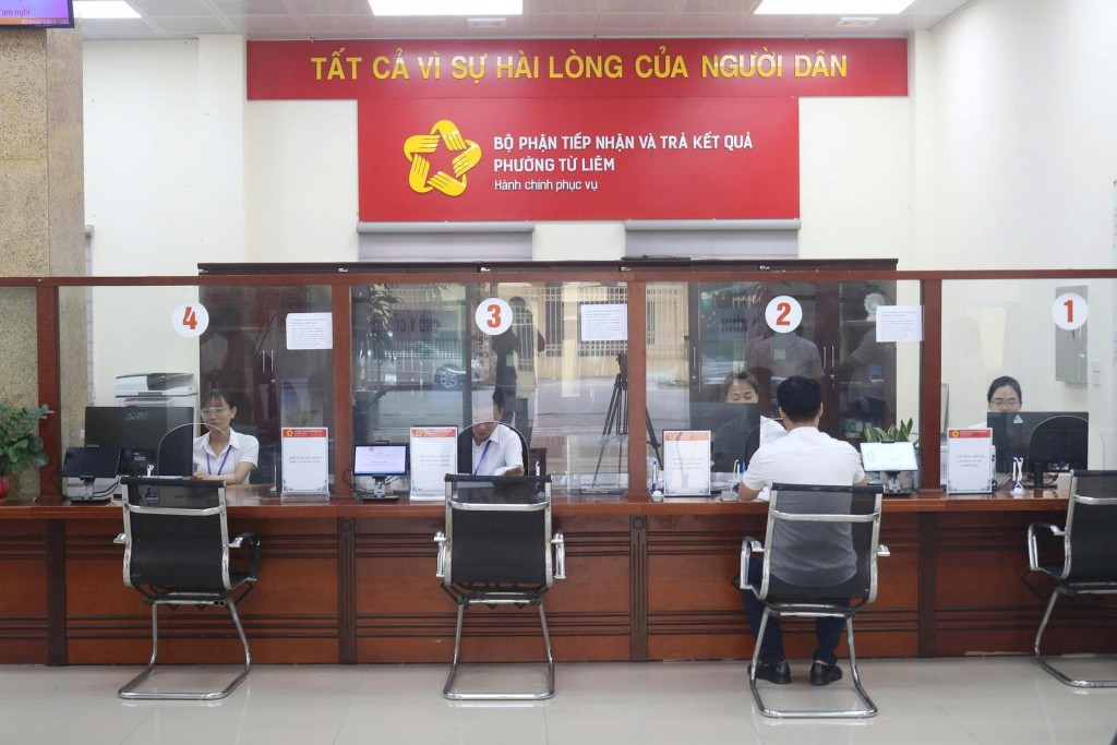 Tổ chức tiếp nhận hồ sơ hành chính cho người dân tại trụ sở UBND phường Từ Liêm 