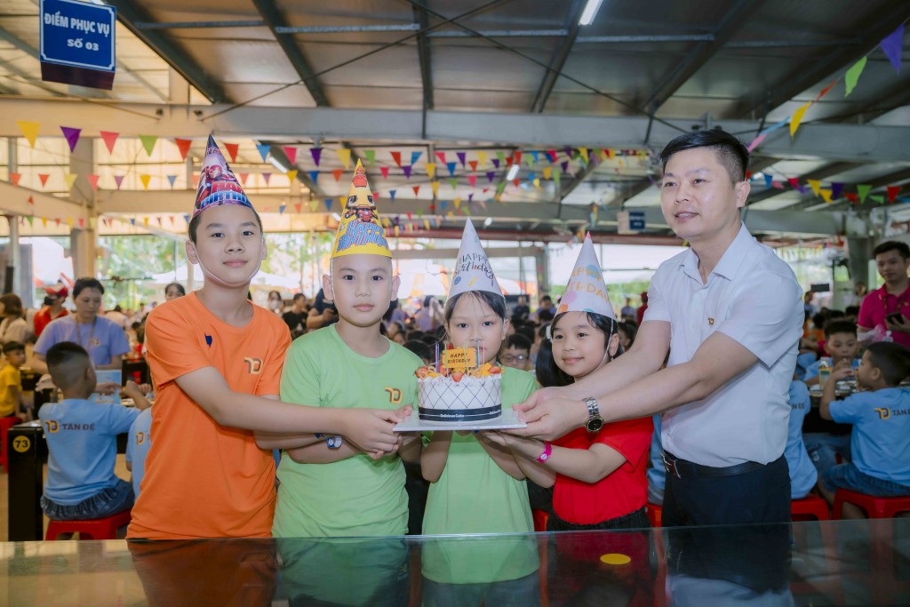 Bí thư Đảng ủy Công ty Tân Đệ Lê Tuấn Thiên chúc mừng sinh nhật các bạn nhỏ