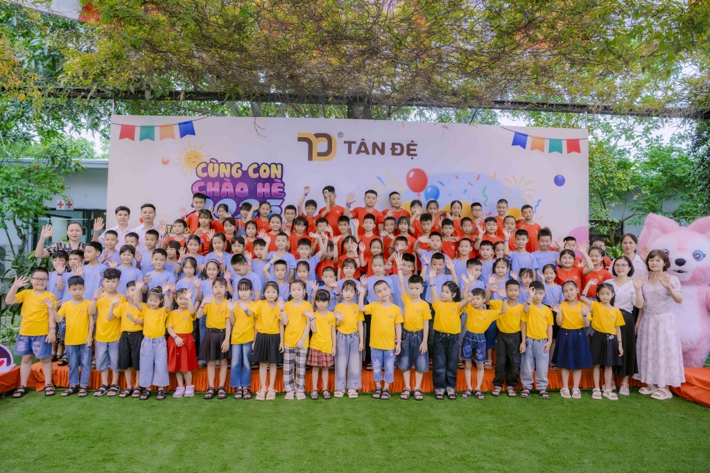 Đại diện lãnh đạo Công ty Tân Đệ chụp ảnh cùng các thành viên nhí