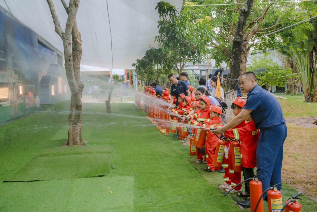 Các con tham gia thực hành các kỹ năng phòng cháy chữa cháy