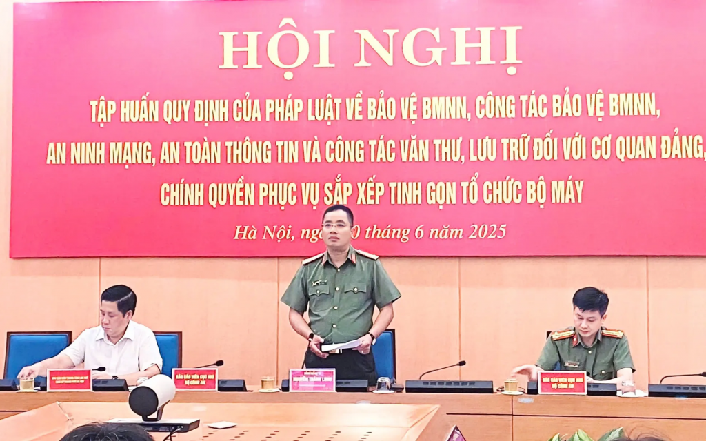 Đại tá Nguyễn Thành Long - Phó Giám đốc Công an thành phố Hà Nội - đại diện cơ quan Thường trực Ban Chỉ đạo bảo vệ bí mật Nhà nước thành phố Hà Nội phát biểu tại Hội nghị