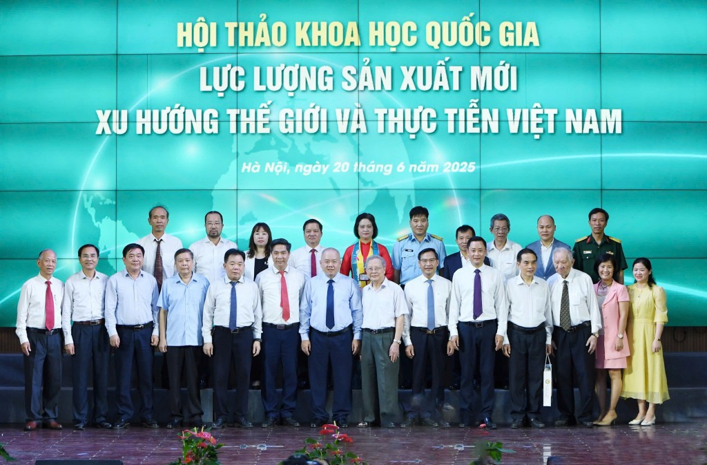 Các đại biểu chụp ảnh lưu niệm tại chương trình