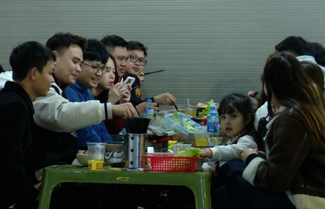 Thức khuya uống trà sữa thay nước lọc: Giới trẻ tự bào mòn thận