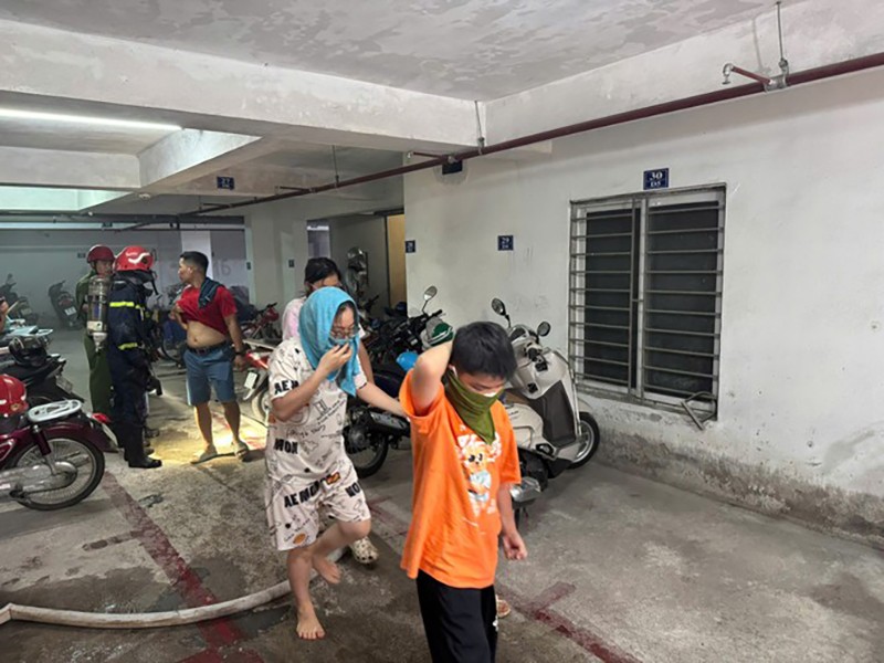 Lực lượng Cảnh sát PCCC và CNCH kịp thời hướng dẫn các nạn nhân mắc kẹt đến nơi an toàn