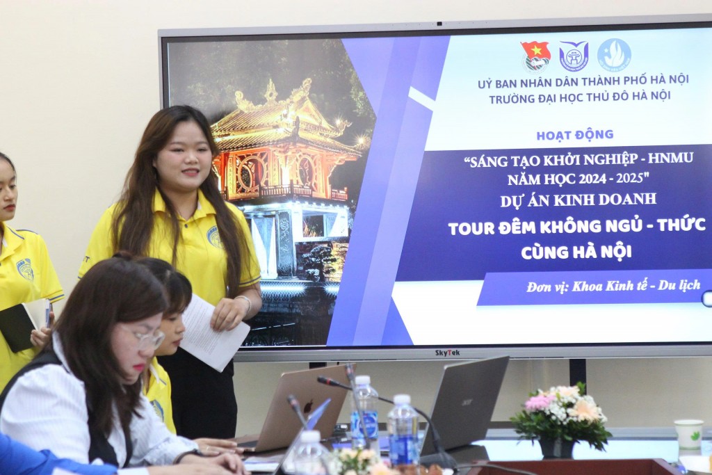 Các đội thi trình bày ý tưởng sáng tạo khởi nghiệp