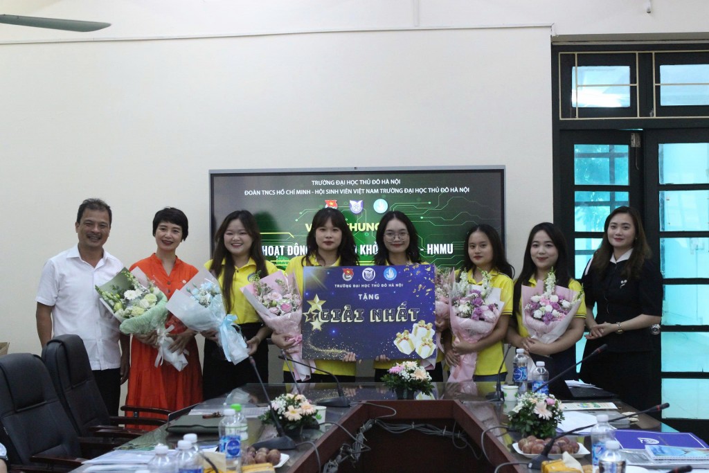 Hai đội thi giành giải Nhất hoạt động “Sáng tạo khởi nghiệp HNMU” năm học 2024 - 2025 