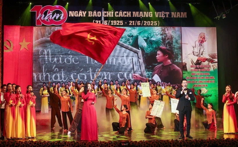 Chương trình nghệ thuật đặc biệt gồm các tiết mục tôn vinh nghề báo và người làm báo. (Ảnh: Nam Nguyễn/Vietnam+)