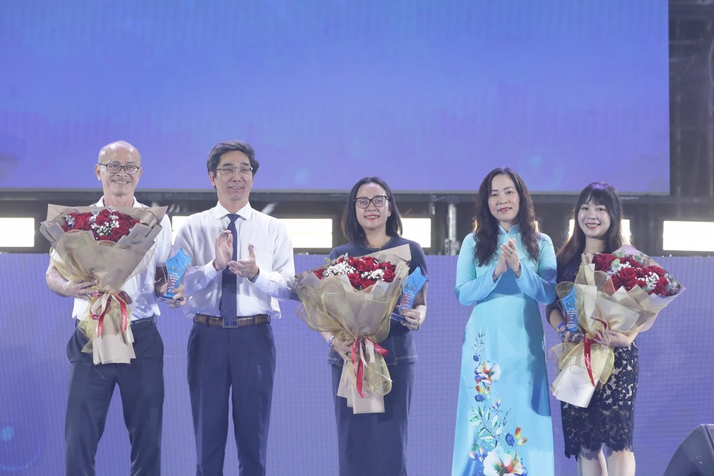 Phó Chủ tịch UBND TP Đà Nẵng Trần Chí Cường, Giám đốc Sở Văn hóa, Thể thao và Du lịch TP Đà Nẵng Trương Thị Hồng Hạnh tặng hoa cho các đơn vị đồng hành, tài trợ lễ hội