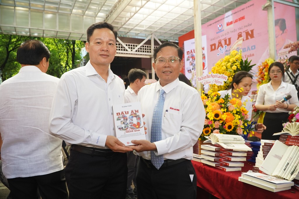 Nhà báo Tô Đình Tuân tặng sách “Dấu ấn 30 năm nghề báo” cho đồng chí Nguyễn Huy Ngọc - Vụ trưởng Vụ Địa phương III - Ban Tuyên giáo và Dân vận Trung ương