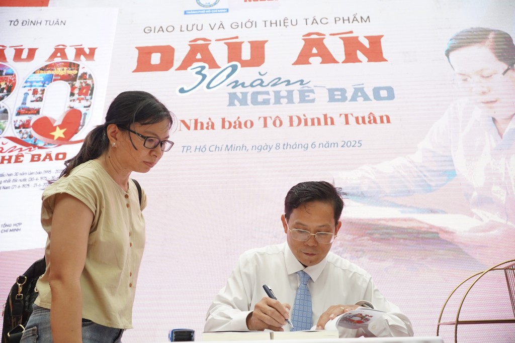 Nhà báo Tô Đình Tuân ký tặng sách cho bạn đọc